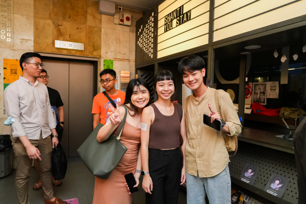 Alumni catching up with fellow SITizens and Senior Lecturer Rendell Kheng Wah Tan (SIT Photos/@Kengphotography)